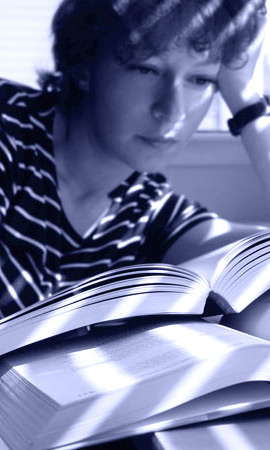 estudante lendo